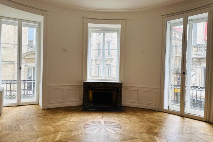 A vendre : Bel Appartement en plein Centre de Bordeaux à 50 m de la Place de la Comédie et du Grand Théatre